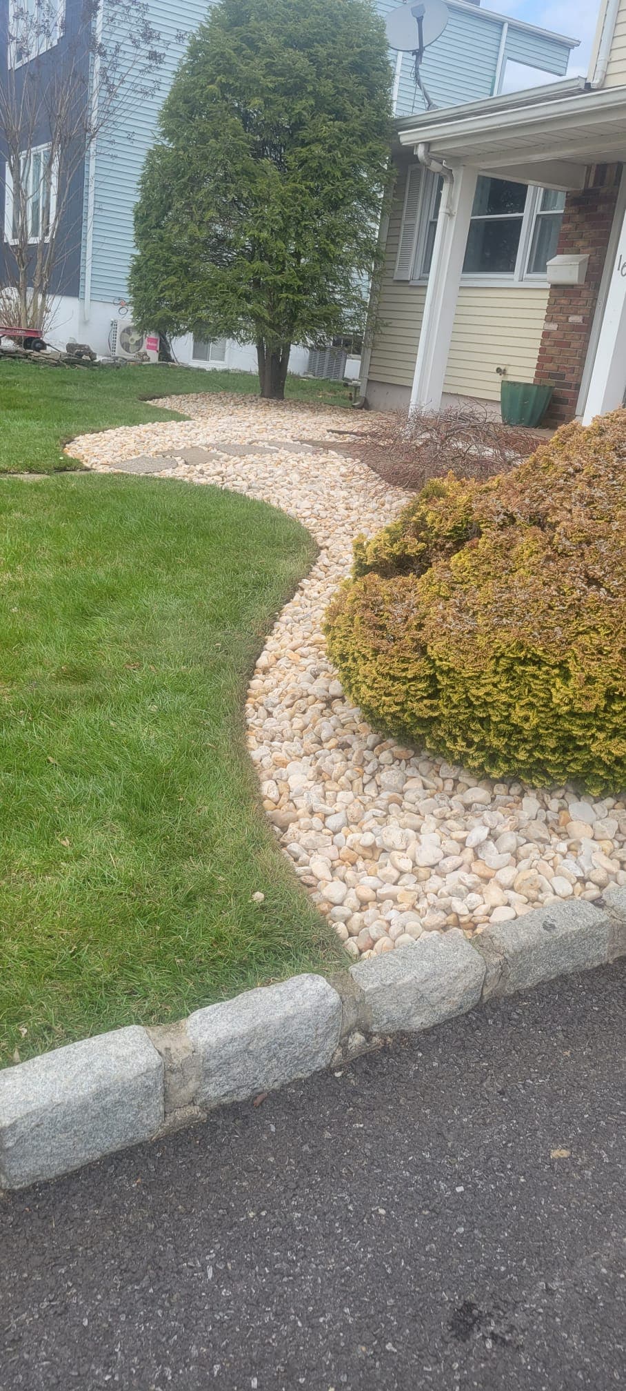 Landscaping & Mulch work image 2