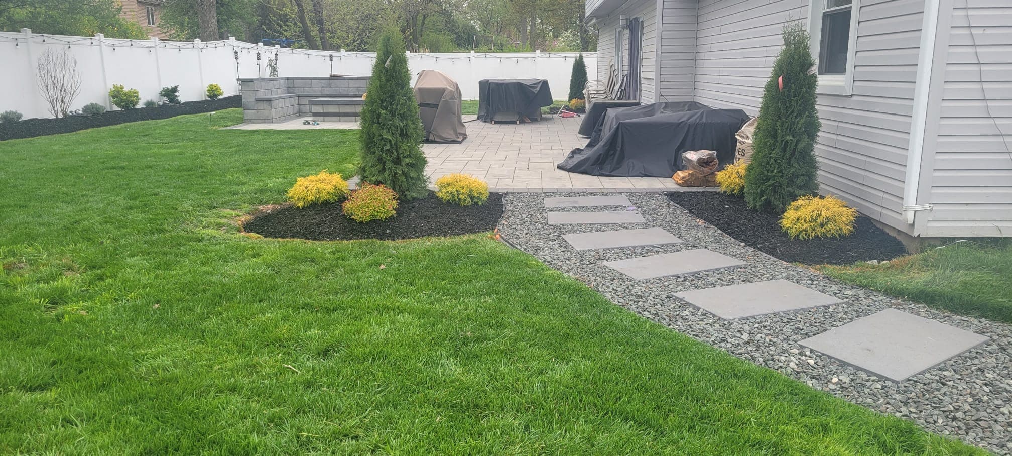 Landscaping & Mulch work image 3