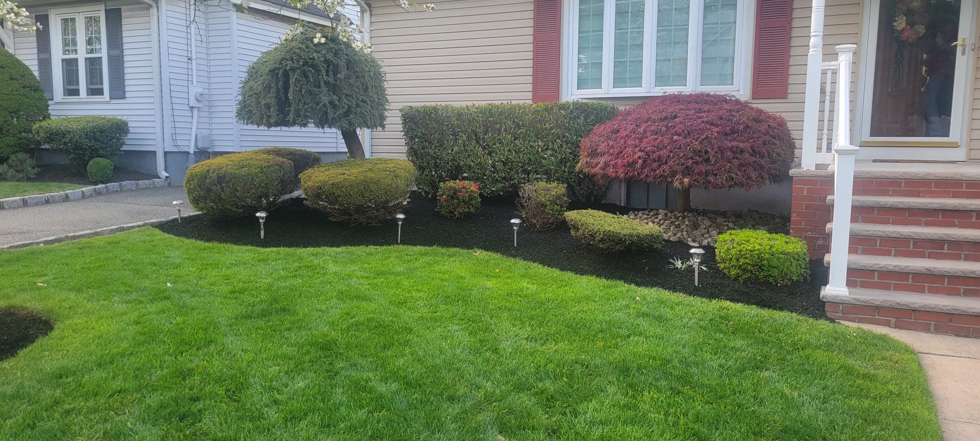 Landscaping & Mulch work image 4