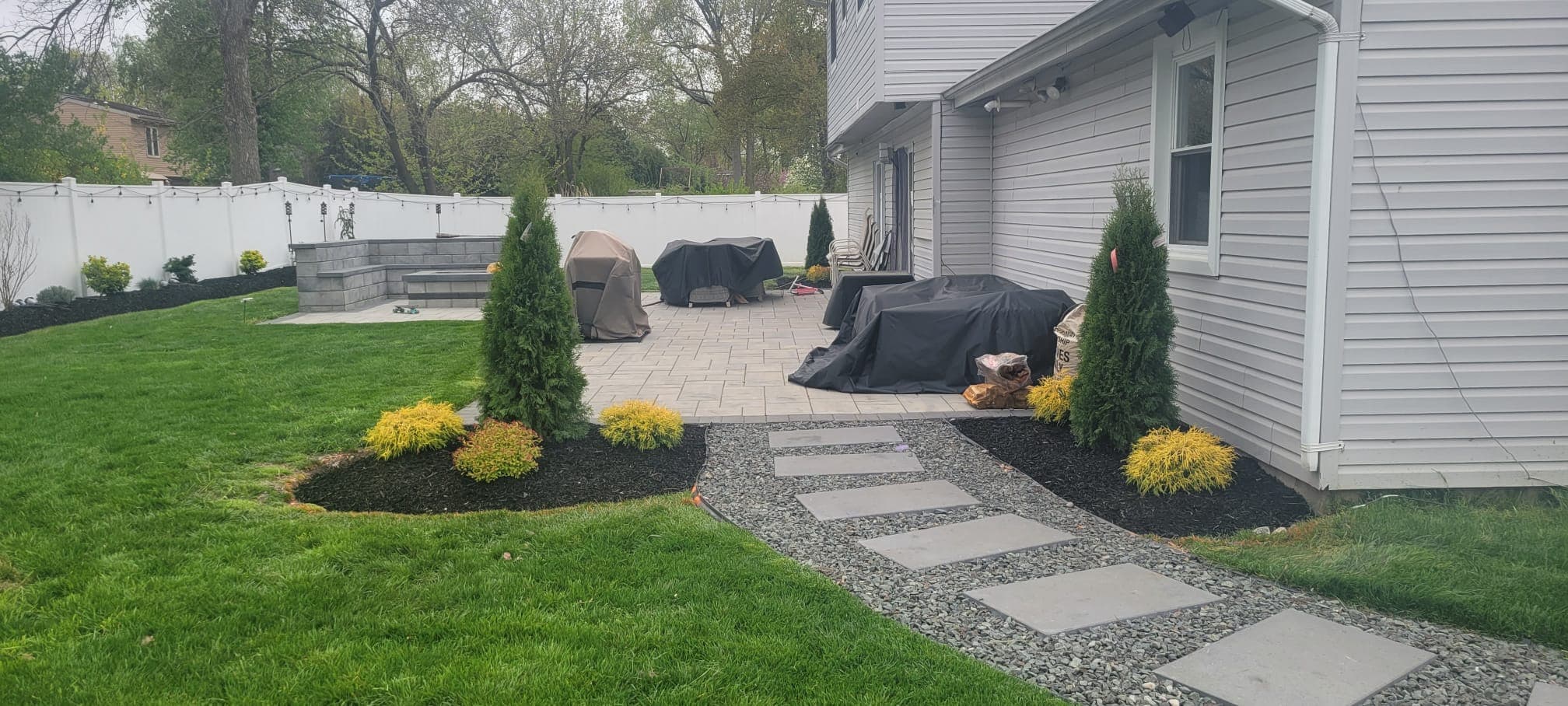 Landscaping & Mulch work image 5