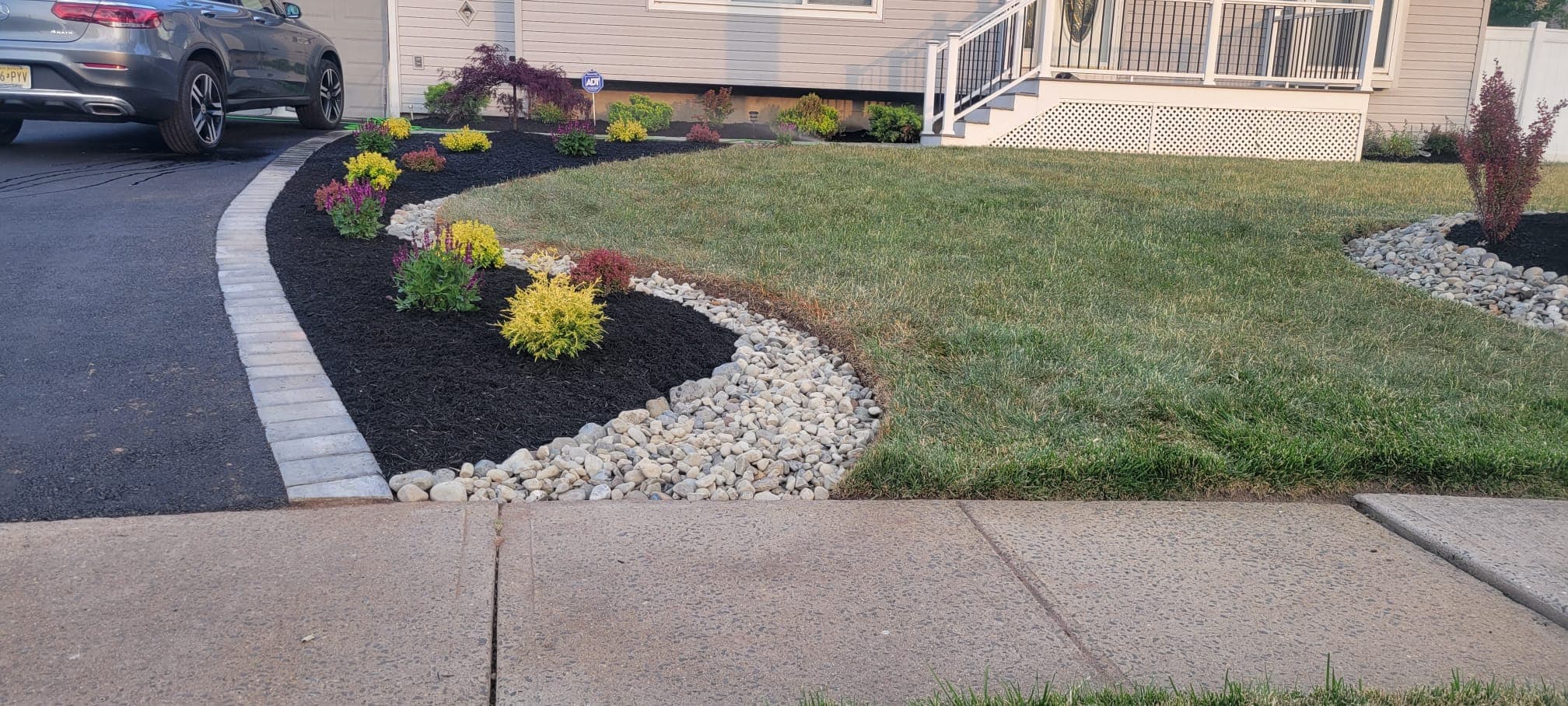Landscaping & Mulch work image 8