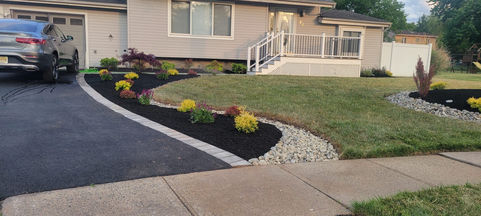 Landscaping & Mulch work image 9