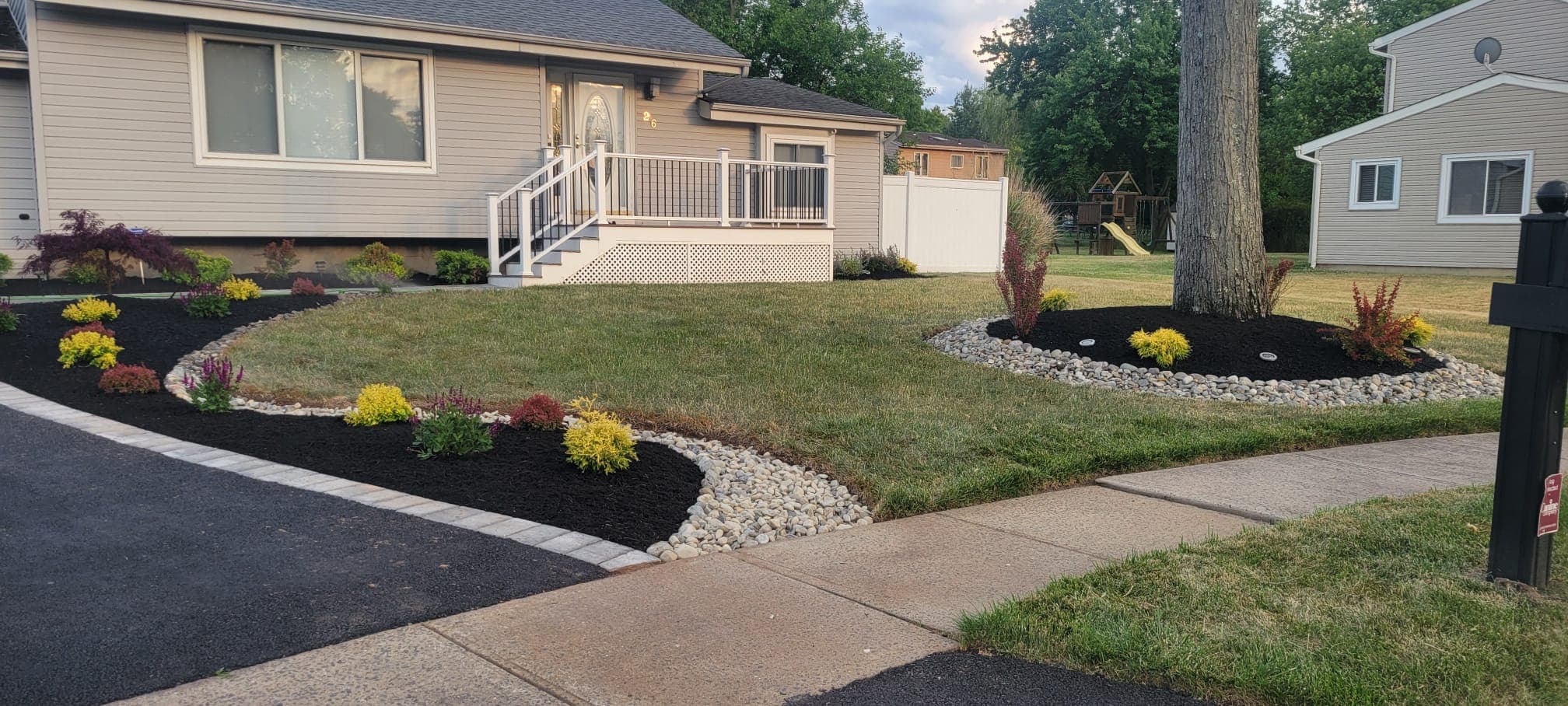 Landscaping & Mulch work image 10