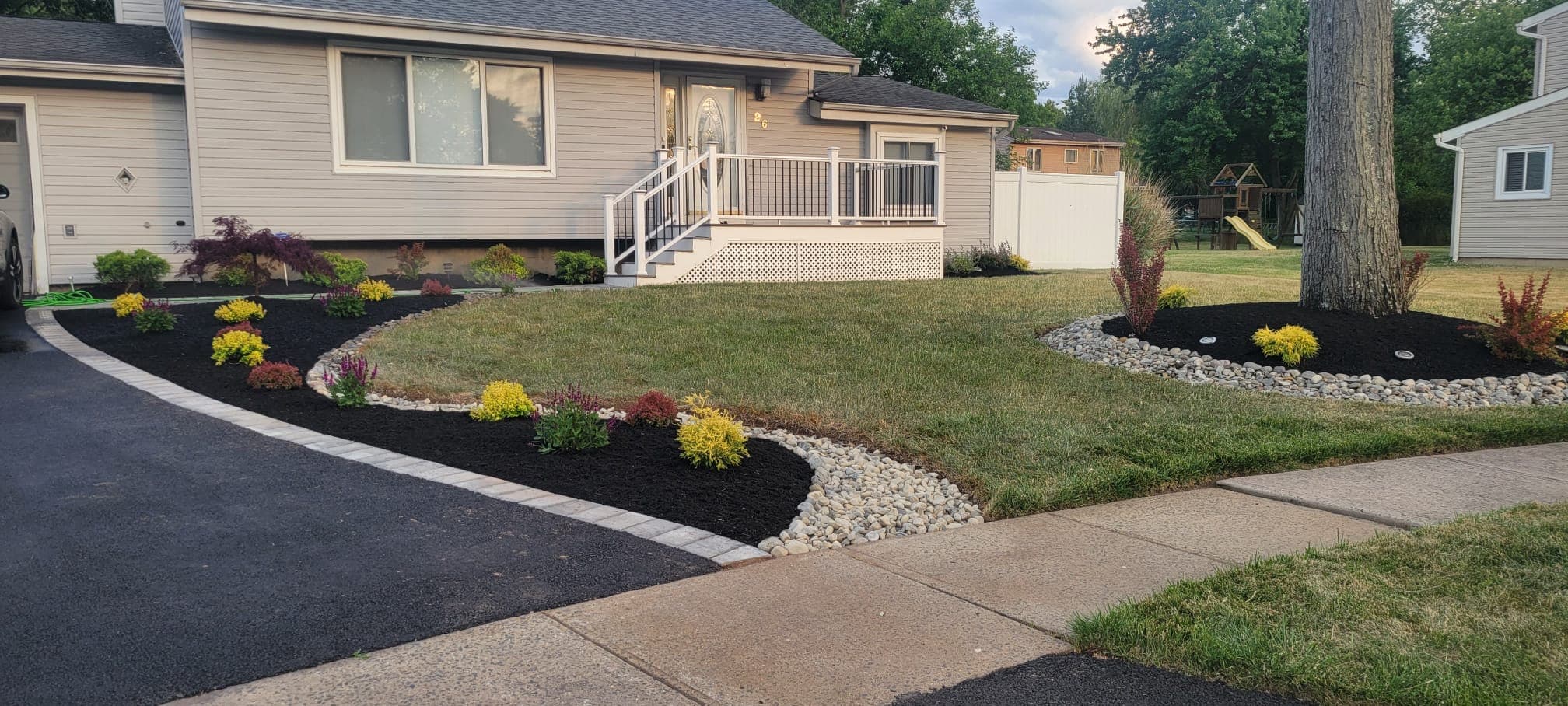 Landscaping & Mulch work image 11