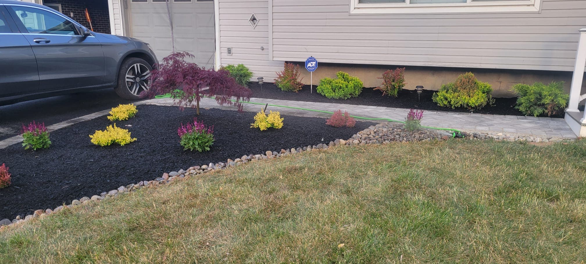 Landscaping & Mulch work image 13
