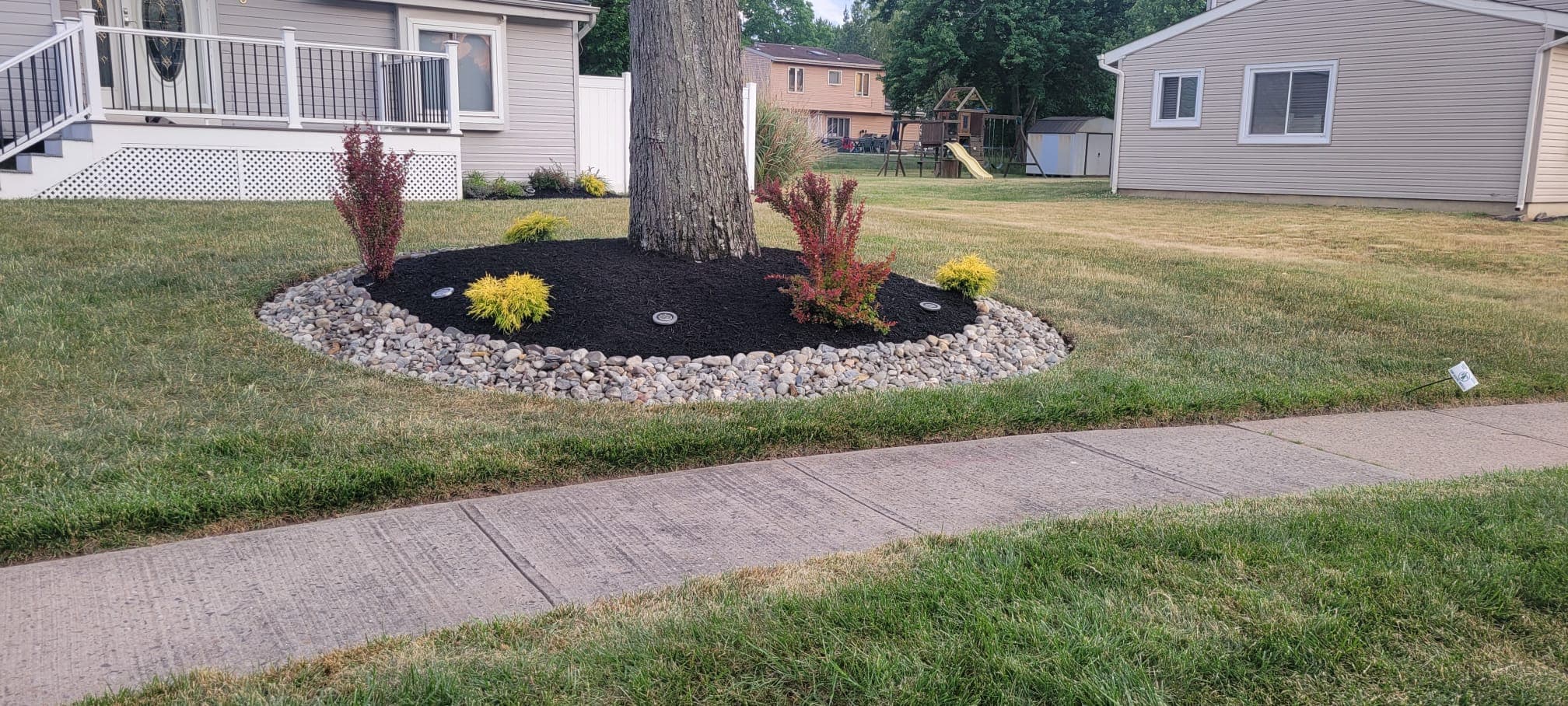 Landscaping & Mulch work image 15
