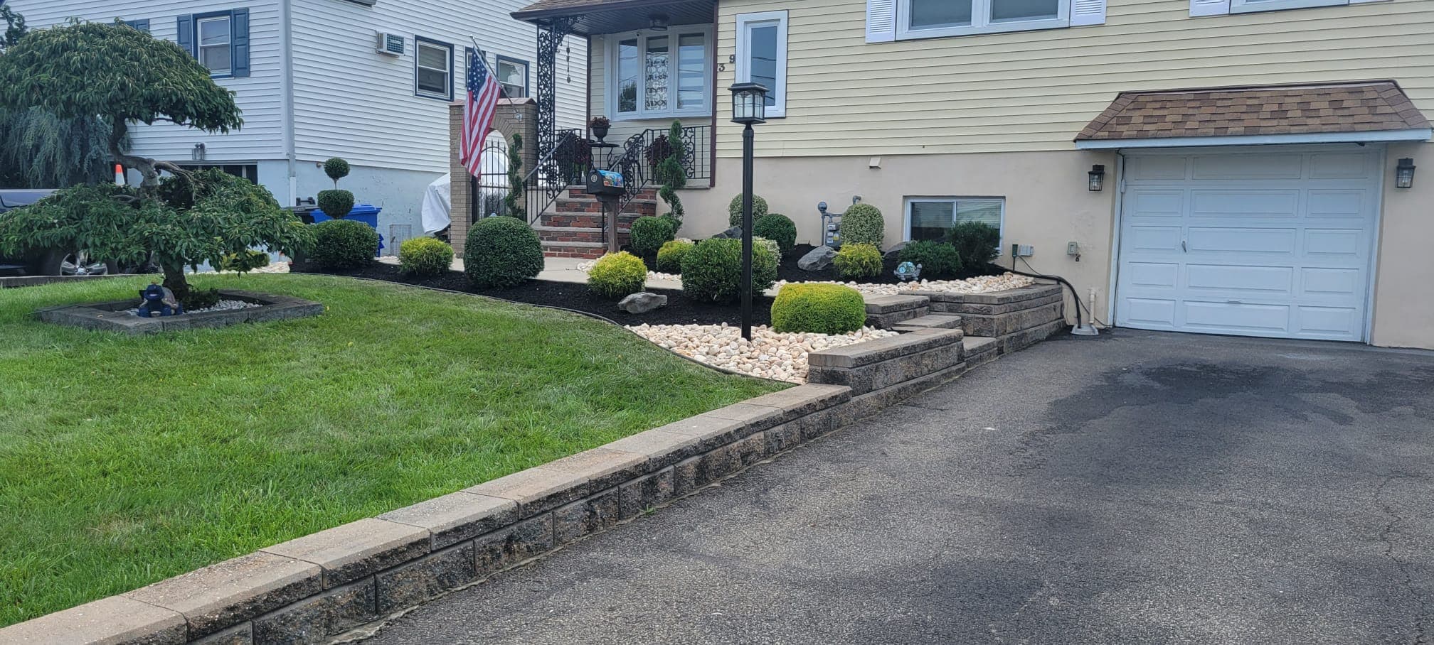 Landscaping & Mulch work image 16