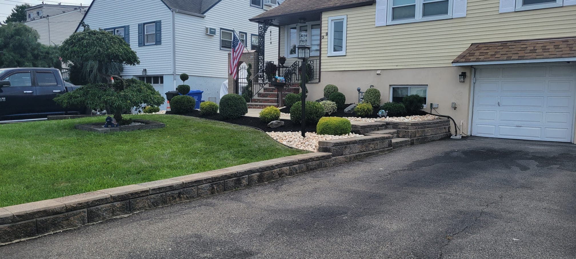 Landscaping & Mulch work image 18