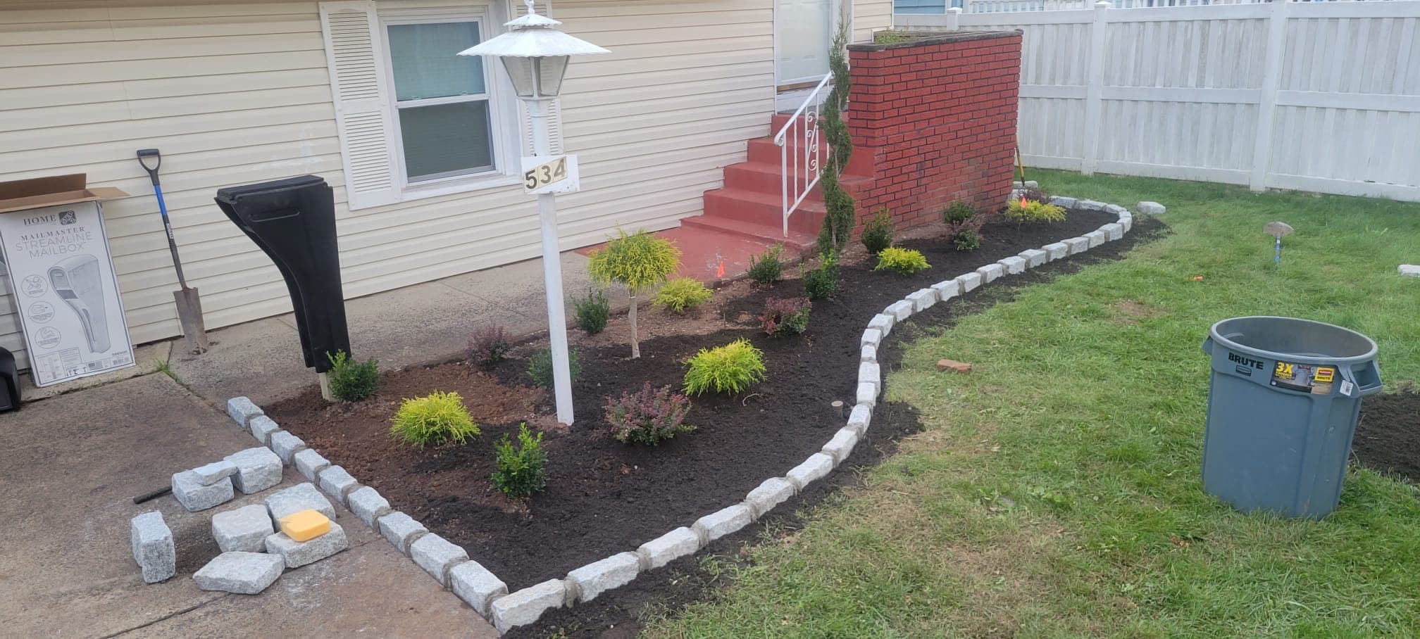 Landscaping & Mulch work image 19