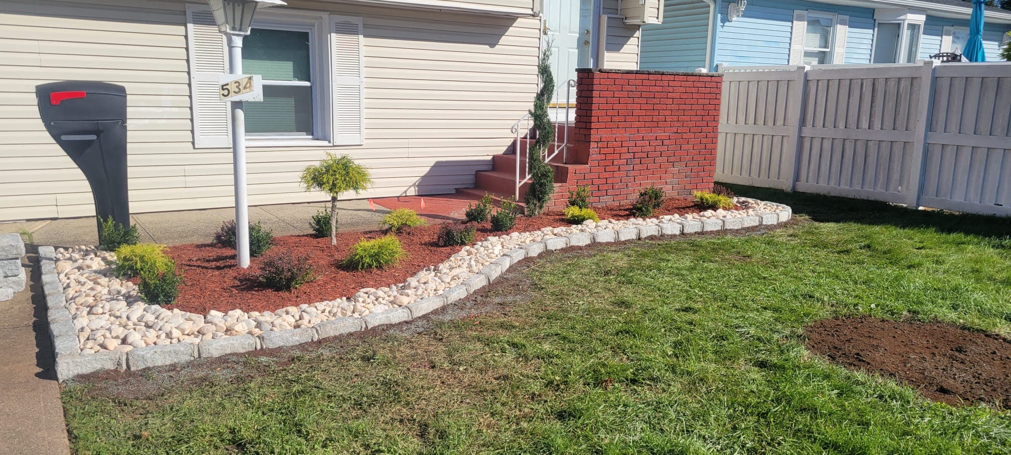 Landscaping & Mulch work image 24