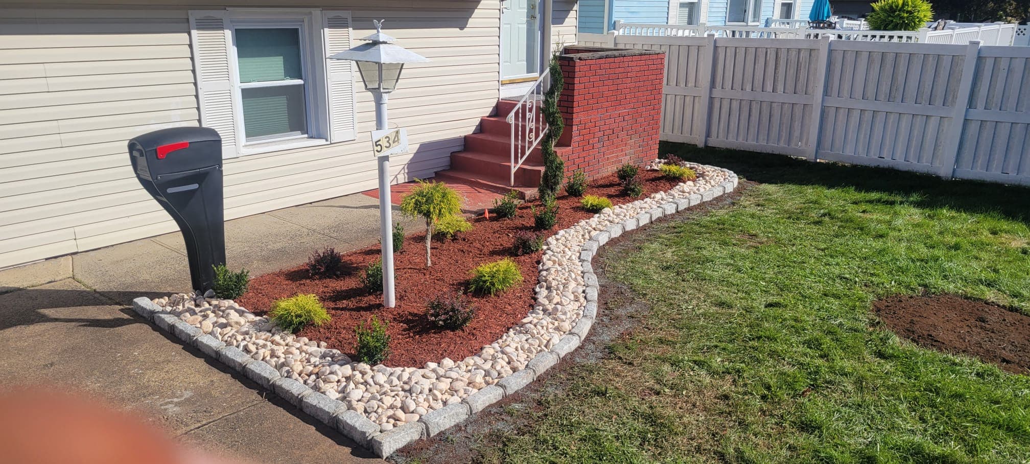 Landscaping & Mulch work image 25