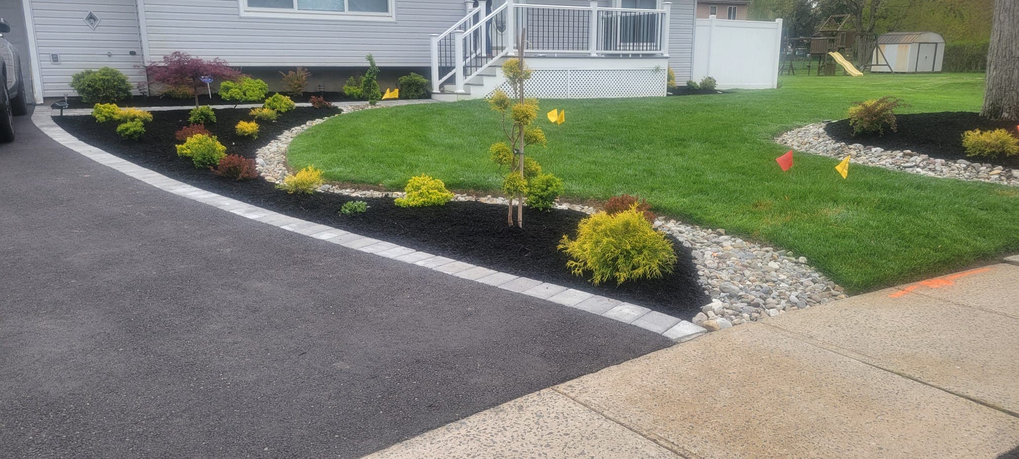 Landscaping & Mulch work image 28