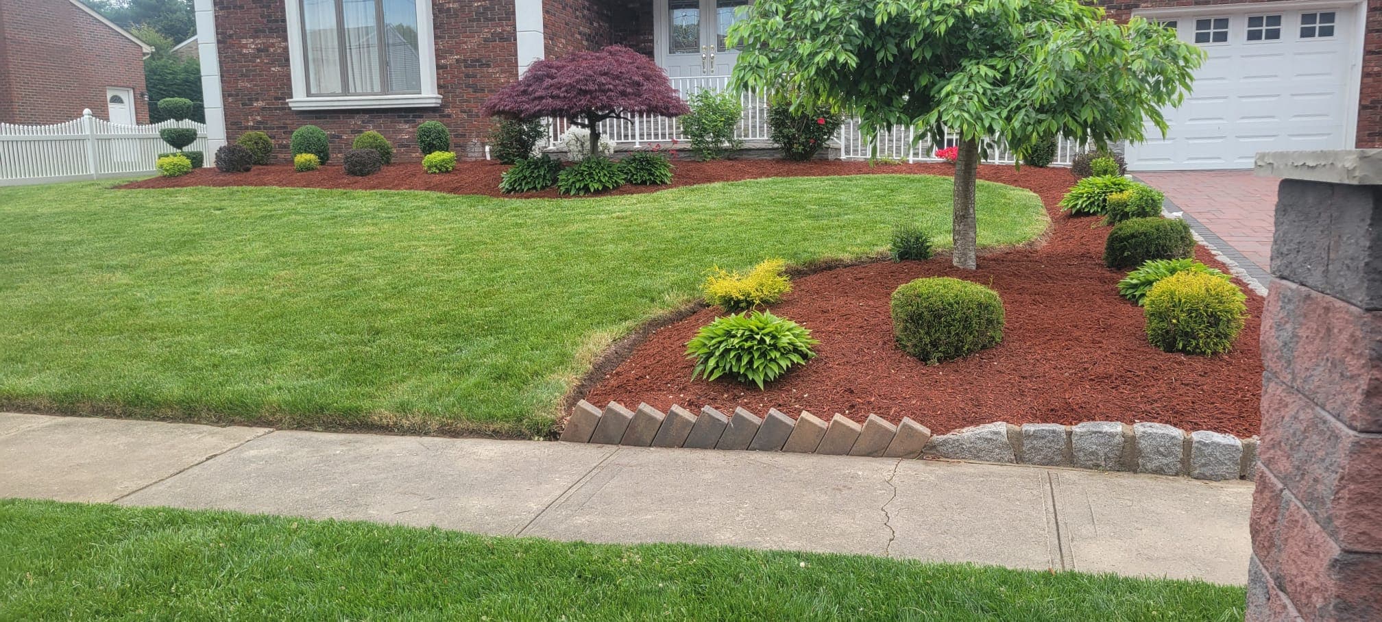 Landscaping & Mulch work image 29