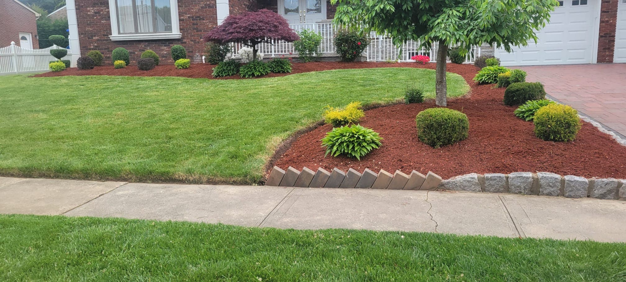 Landscaping & Mulch work image 30