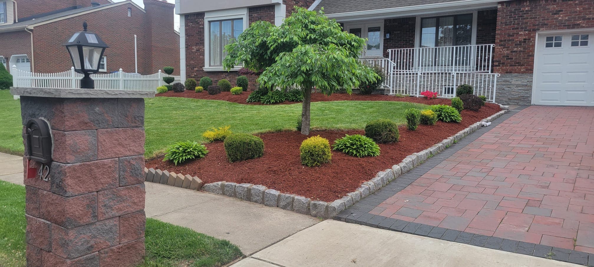 Landscaping & Mulch work image 31