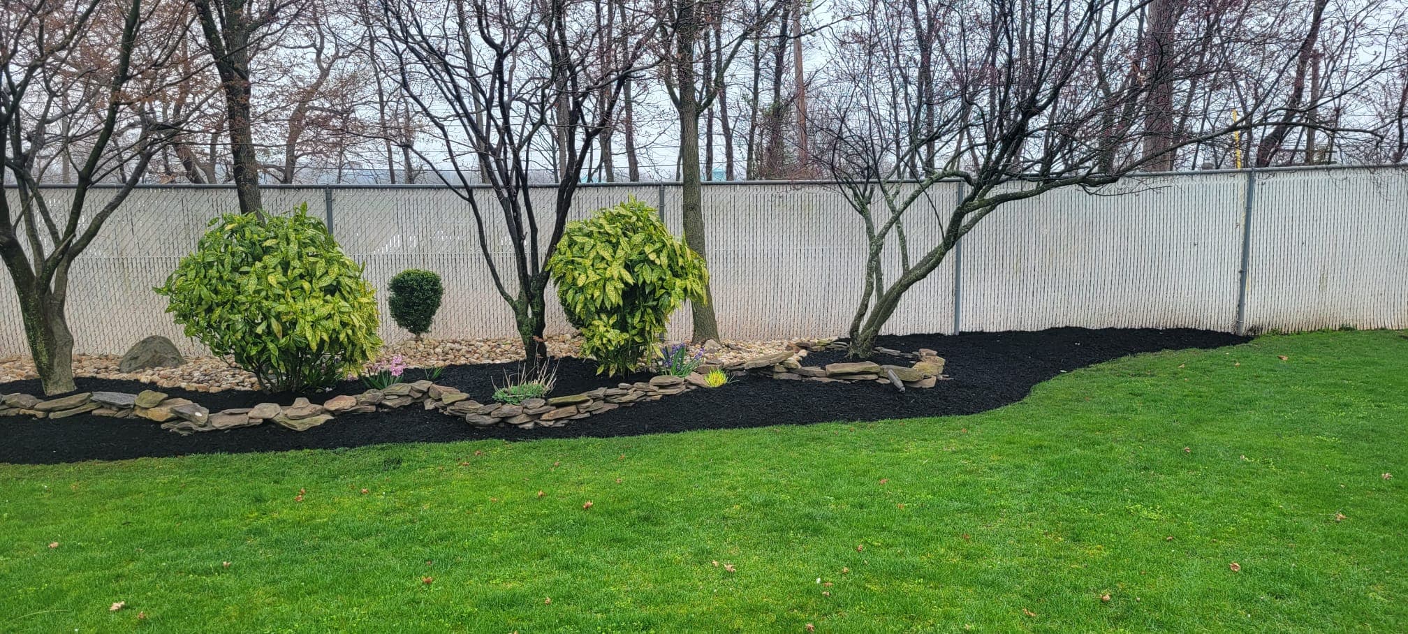 Landscaping & Mulch work image 34