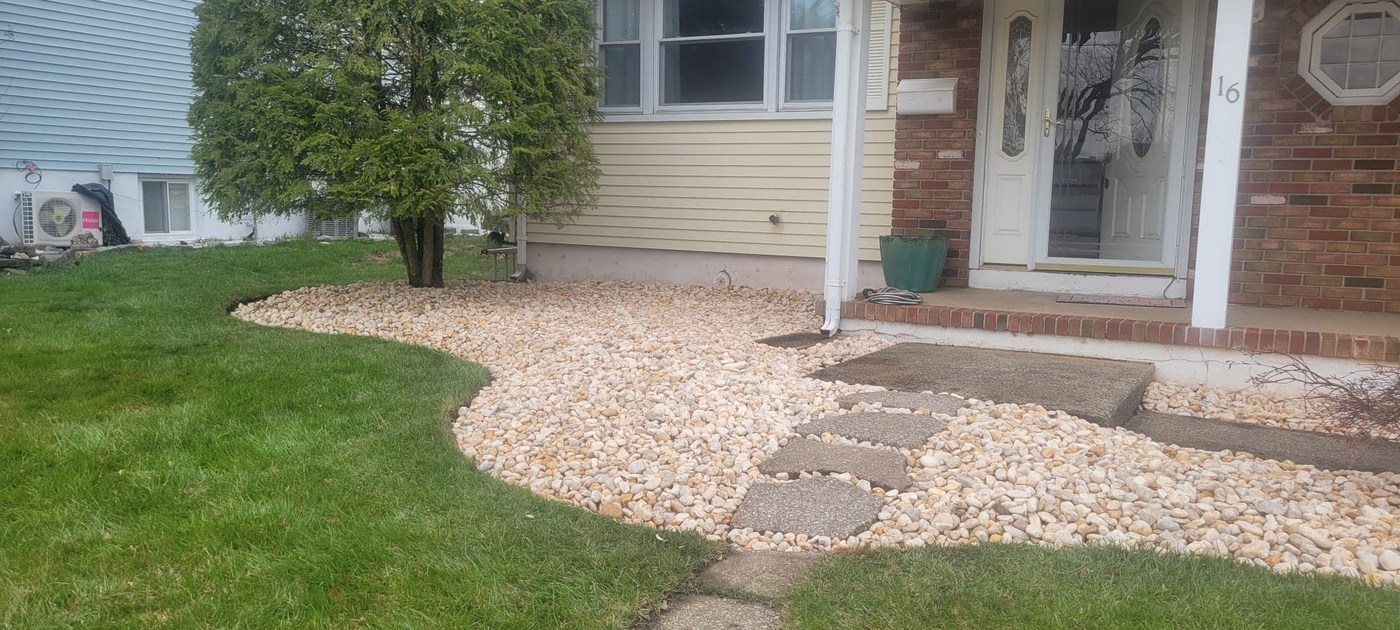 Landscaping & Mulch work image 37