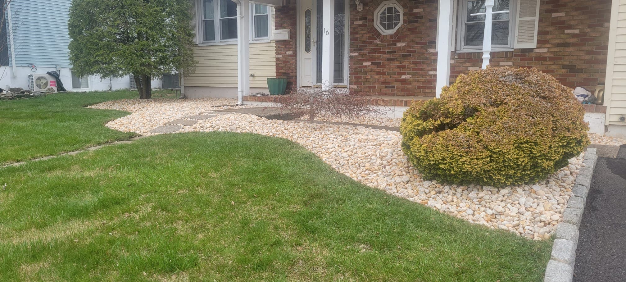Landscaping & Mulch work image 38